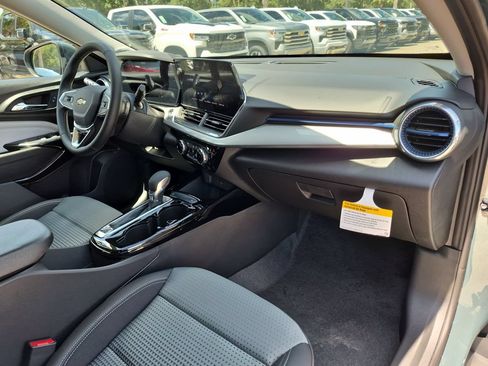 New 2026 Chevrolet Trax LT w/ LT Convenience Package FWD image 25