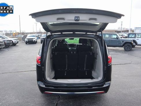 Used 2024 Chrysler Pacifica Select image 26