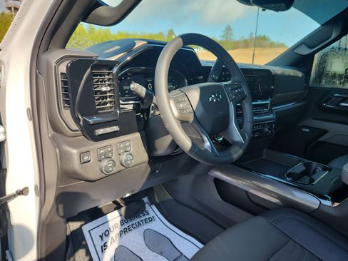 Used 2025 Chevrolet Silverado 2500 ZR2 w/ Technology Package image 24