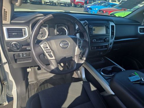 Used 2018 Nissan Titan SV w/ SV Convenience Package image 28