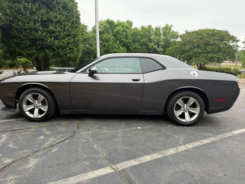 Used 2016 Dodge Challenger SXT RWD image 4