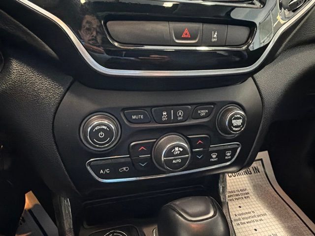 Used 2022 Jeep Cherokee Limited AWD/4WD image 25