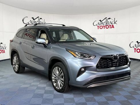 Used 2024 Toyota Highlander Platinum FWD image 3