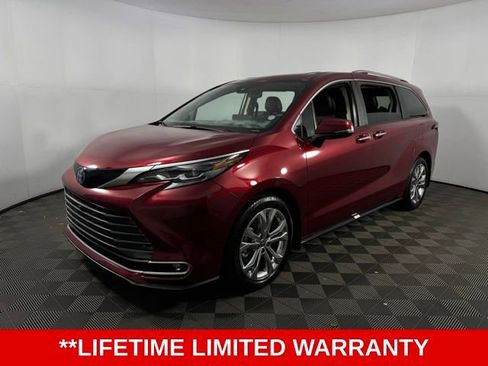 Used 2024 Toyota Sienna Platinum image 3
