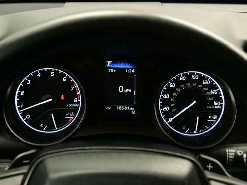 Used 2022 Toyota Camry SE FWD image 23