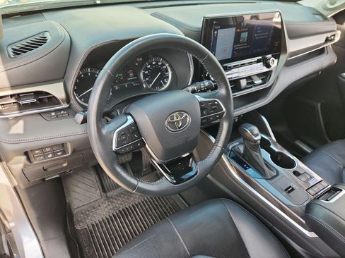 Used 2021 Toyota Highlander Limited FWD image 10