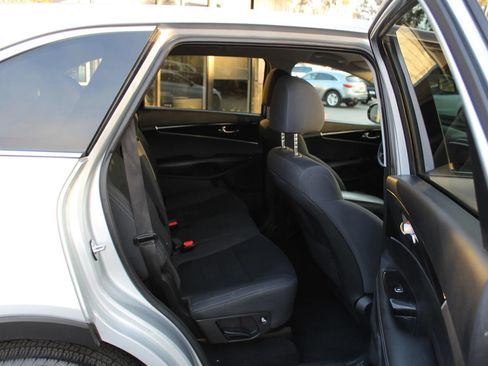 Used 2020 Kia Sorento LX FWD image 11