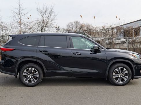 Used 2023 Toyota Highlander XLE AWD/4WD image 8