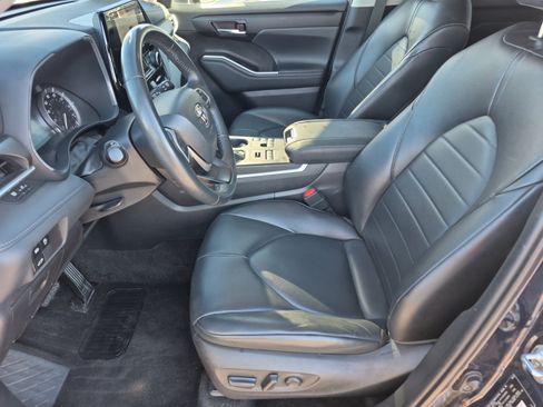 Used 2023 Toyota Highlander XLE AWD/4WD image 17