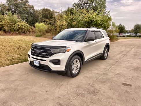 Used 2023 Ford Explorer XLT RWD image 2