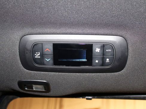 Used 2025 Chrysler Pacifica Limited image 38