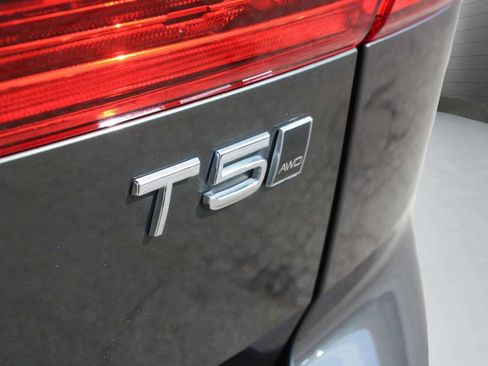 Used 2019 Volvo XC60 T5 Momentum w/ Multimedia Package image 30