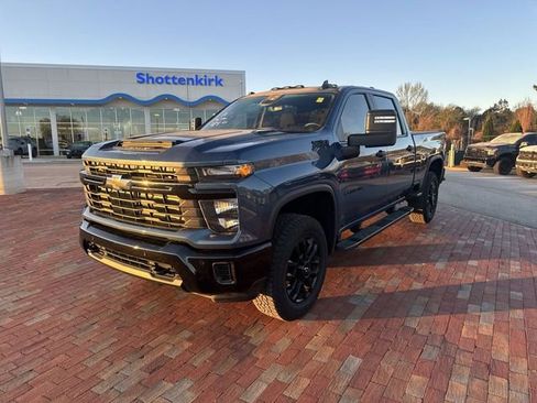 Used 2025 Chevrolet Silverado 2500 Custom w/ Custom Value Package image 1