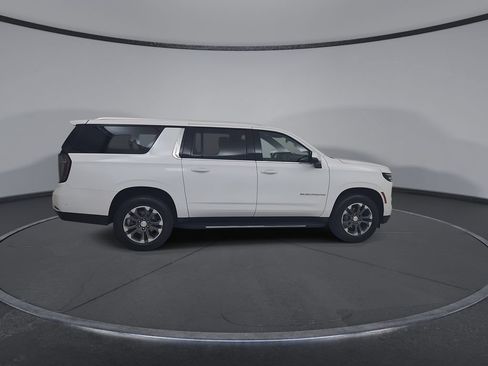 Used 2025 Chevrolet Suburban LT w/ Comfort Package AWD/4WD image 17