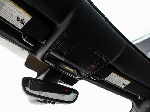 Used 2016 Jaguar F-TYPE R image 37