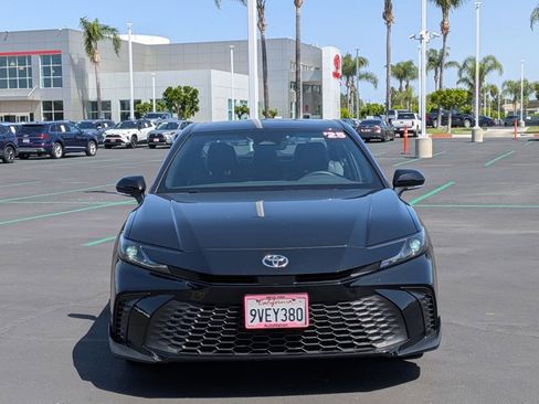 Used 2025 Toyota Camry SE w/ Convenience Package image 2