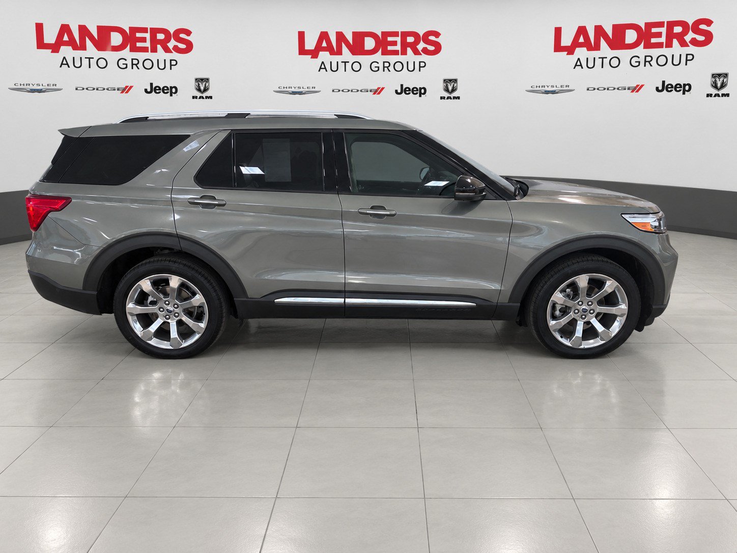 Certified 2020 Ford Explorer Platinum w/ Premium Technology Package AWD/4WD image 5