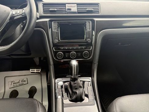 Used 2018 Volkswagen Passat 3.6 FWD image 11