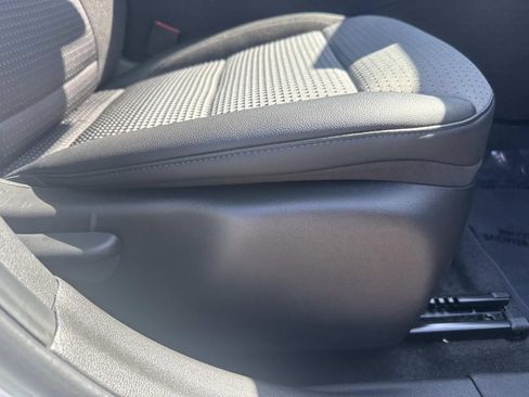 Used 2025 Chevrolet Trax LT w/ LT Convenience Package image 13