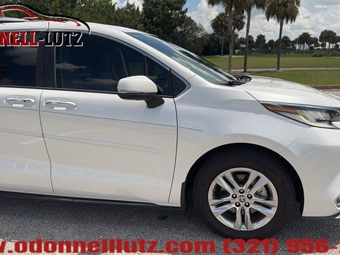 Used 2022 Toyota Sienna Limited FWD image 35