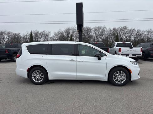 New 2026 Chrysler Pacifica Select image 2