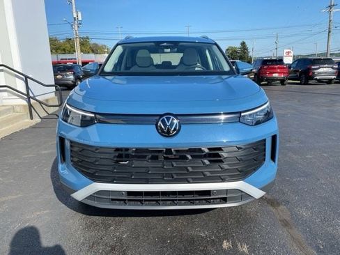 New 2025 Volkswagen Tiguan SE w/ Panoramic Sunroof Package image 7