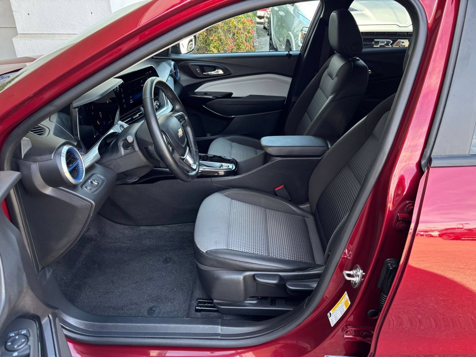 Used 2025 Chevrolet Trax LT w/ LT Convenience Package FWD image 47