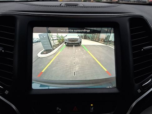 Used 2021 Jeep Cherokee Latitude Lux w/ Sun & Sound Group AWD/4WD image 19