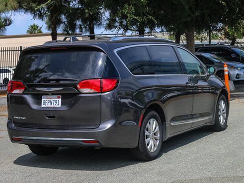 Used 2019 Chrysler Pacifica Touring-L FWD image 10