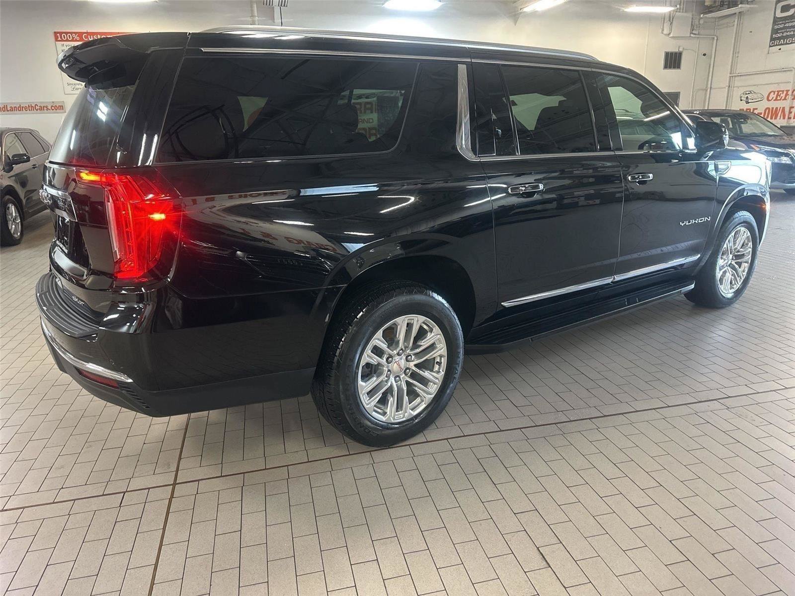 Used 2023 GMC Yukon XL SLT w/ SLT Premium Package AWD/4WD image 3