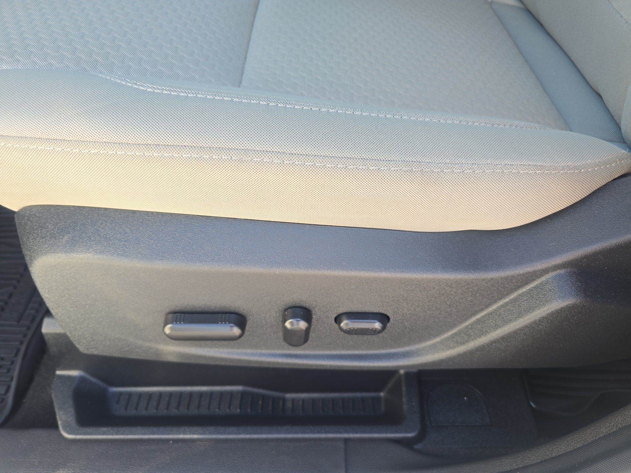 Used 2018 Ford Escape SE w/ Ford Safe & Smart Package FWD image 13