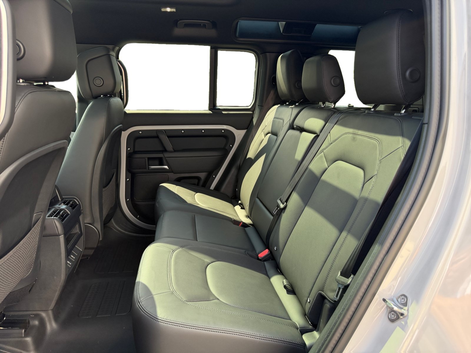 New 2026 Land Rover Defender 110 X-Dynamic SE AWD/4WD image 16
