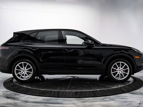Used 2022 Porsche Cayenne w/ Premium Package image 14
