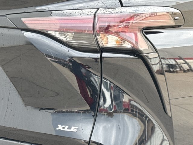 Used 2025 Toyota Sienna XLE FWD image 7