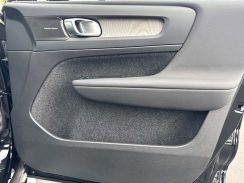 Certified 2024 Volvo XC40 B5 Ultimate w/ Protection Package Premier image 24
