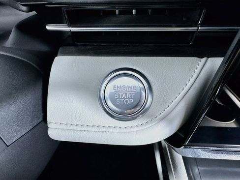 Used 2025 Lincoln Nautilus Reserve AWD/4WD image 23