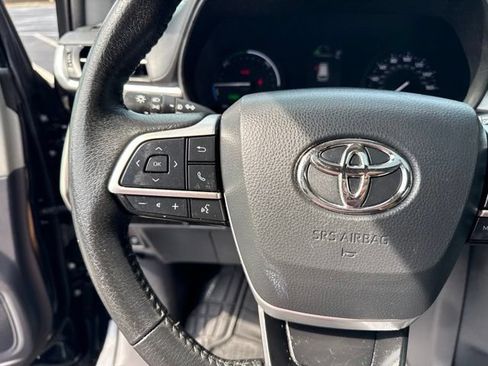 Used 2023 Toyota Sienna XLE FWD image 23