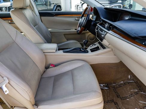Used 2014 Lexus ES 300h w/ Luxury Package w/Bamboo Trim image 17