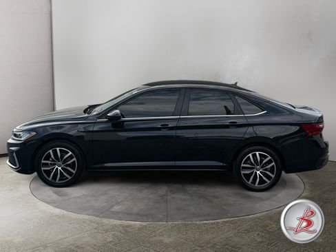 Used 2025 Volkswagen Jetta SE FWD image 4