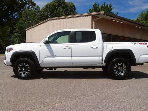 Used 2019 Toyota Tacoma TRD Off-Road AWD/4WD image 4