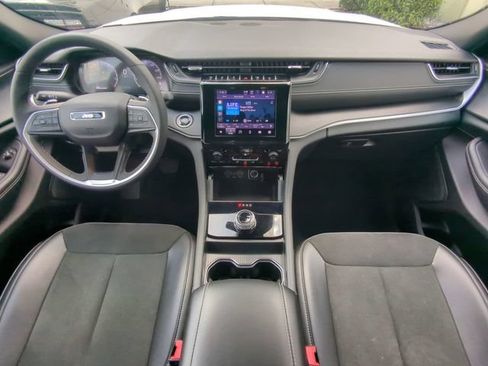 Certified 2025 Jeep Grand Cherokee Altitude AWD/4WD image 18