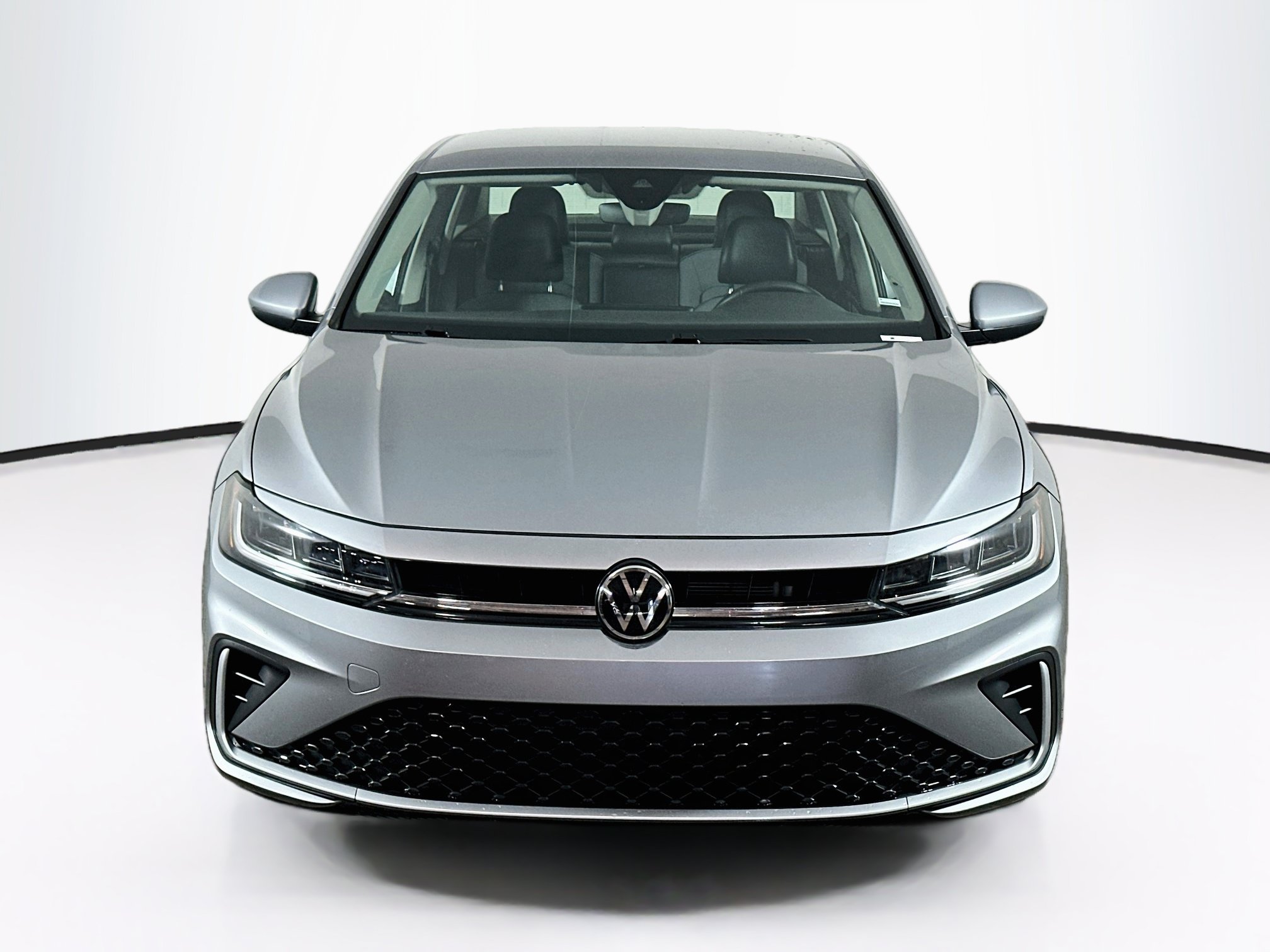 Used 2025 Volkswagen Jetta SE FWD image 2