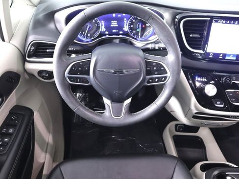Used 2024 Chrysler Pacifica Touring-L FWD image 31