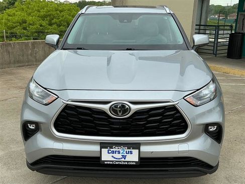 Used 2020 Toyota Highlander XLE AWD/4WD image 11
