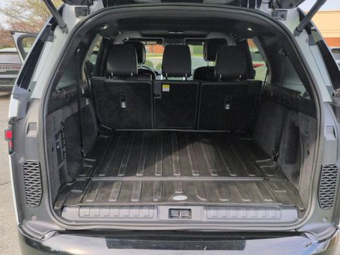 Used 2025 Land Rover Discovery Dynamic SE image 14