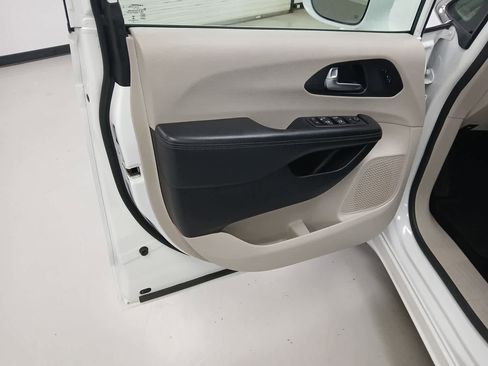 Used 2020 Chrysler Pacifica Limited image 9