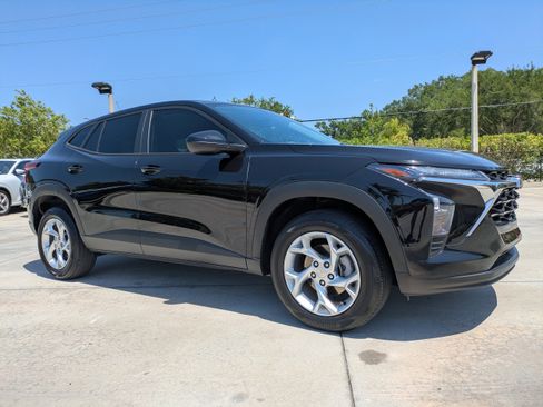 Used 2024 Chevrolet Trax LS w/ LS Convenience Package image 1