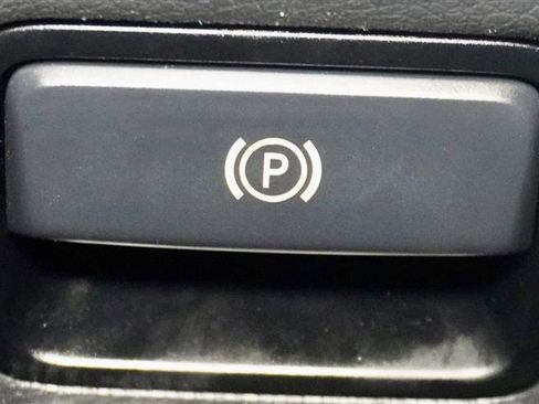 Used 2017 Mercedes-Benz CLA 250 4MATIC image 32