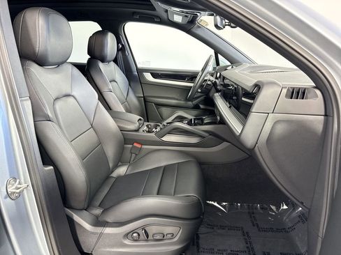 Certified 2025 Porsche Cayenne AWD/4WD image 24