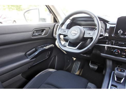 Certified 2025 Nissan Pathfinder SV FWD image 12
